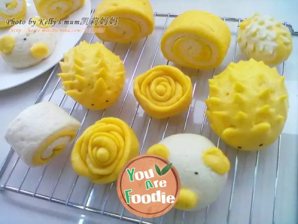 Pumpkin shaped steamed bread