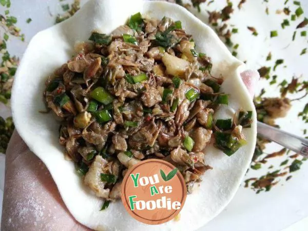 Steamed stuffed bun with locust flower meat