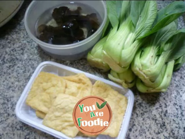 Fried green vegetables with black fungus and big oil