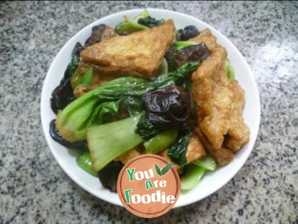 Fried green vegetables with black fungus and big oil