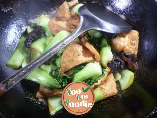 Fried green vegetables with black fungus and big oil