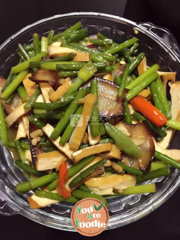 Fried pork with garlic sprouts