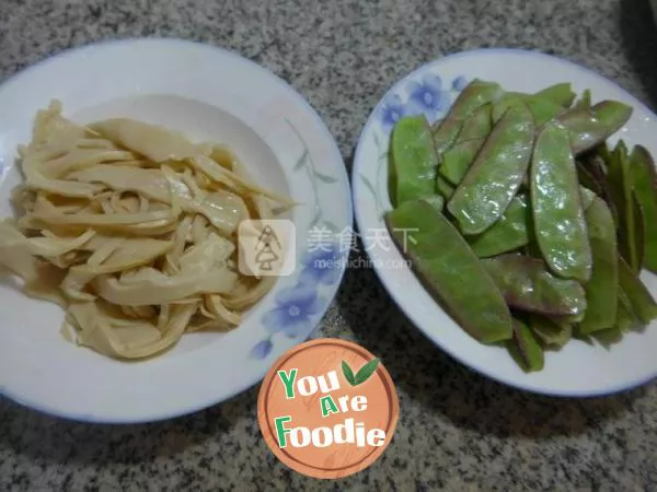 Fried lentils with bamboo shoots