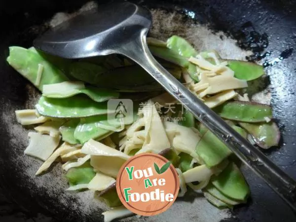 Fried lentils with bamboo shoots