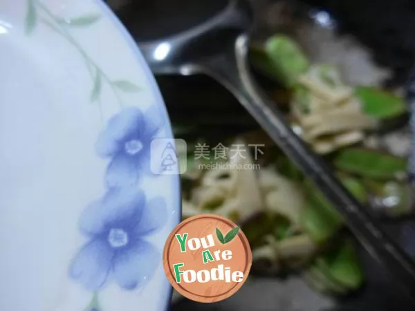 Fried lentils with bamboo shoots