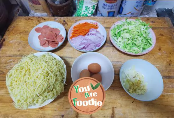 Fried noodles with three shredded eggs