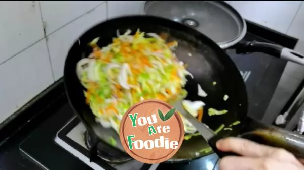 Fried noodles with three shredded eggs