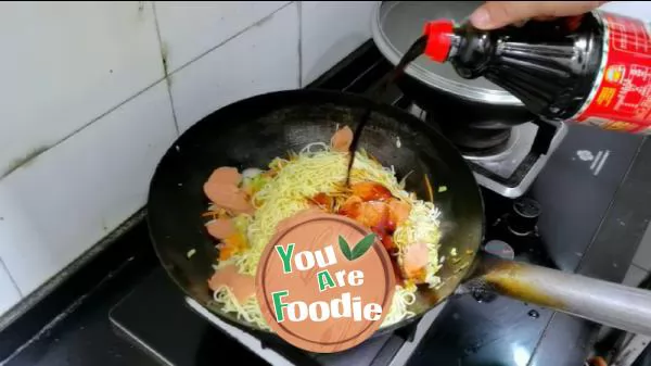 Fried noodles with three shredded eggs