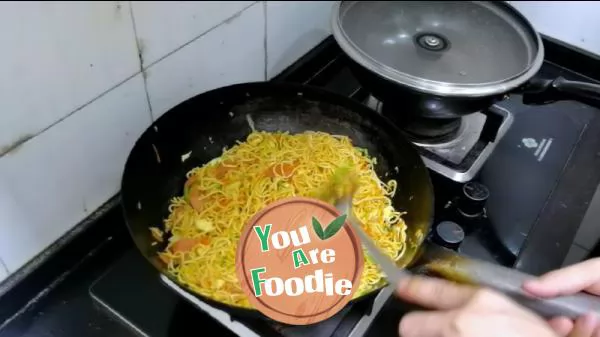 Fried noodles with three shredded eggs