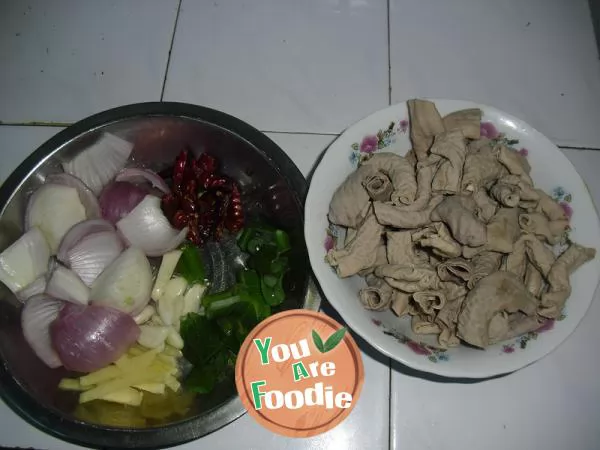 Fried pig intestines with onion