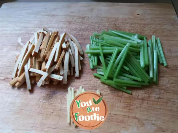 Fried shredded pork with dried celery