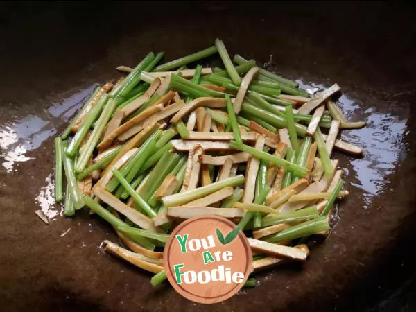 Fried shredded pork with dried celery