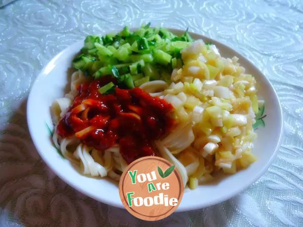 Cold noodles with minced garlic and chili sauce