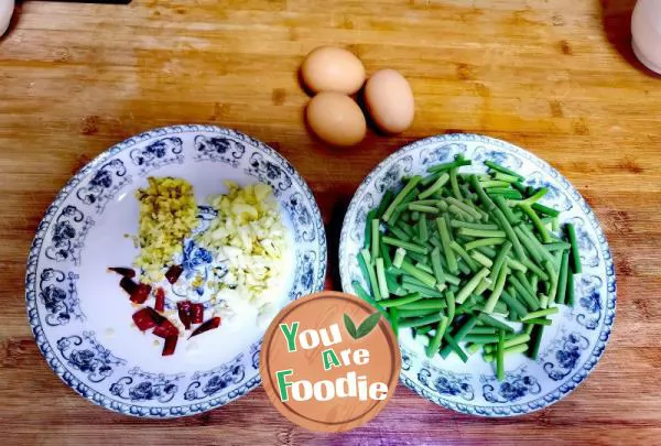 Scrambled eggs with garlic moss