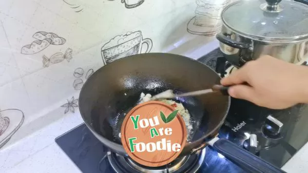 Scrambled eggs with garlic moss