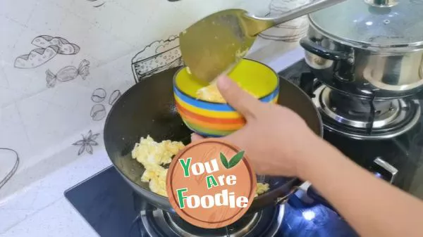 Scrambled eggs with garlic moss