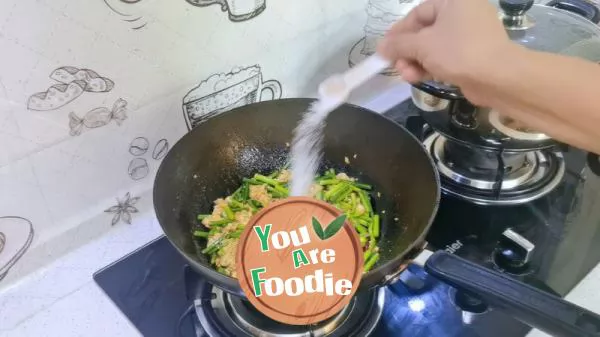 Scrambled eggs with garlic moss
