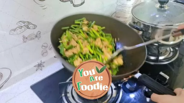Scrambled eggs with garlic moss
