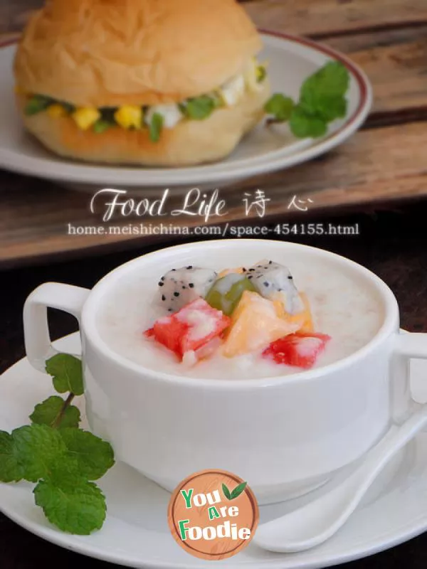 [milk-flavored-oatmeal-and-fruit-porridge]---a-cool-and-refreshing-breakfast