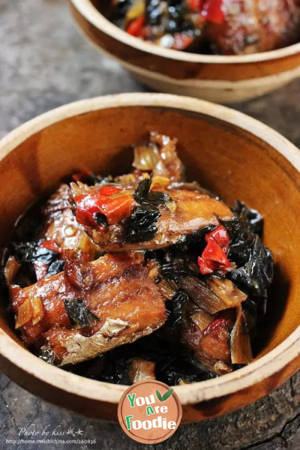 Deep-red-and-delicious-----braised-hairtail-with-dried-plum-and-vegetables