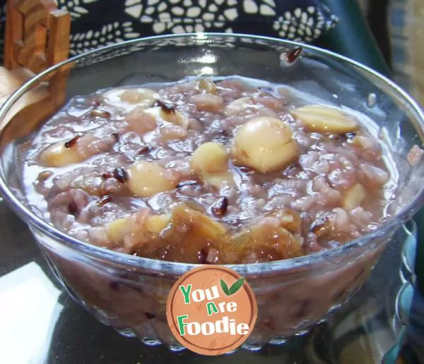 Sweet-glutinous-rice-porridge-with-longan-and-lotus-seeds