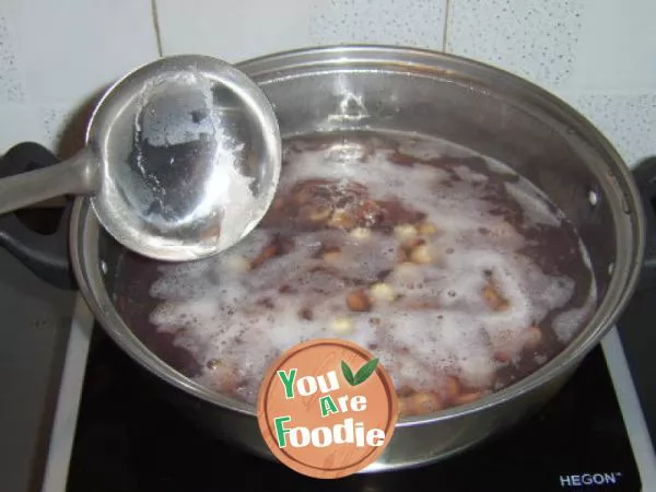 Sweet glutinous rice porridge with longan and lotus seeds