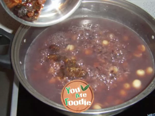 Sweet glutinous rice porridge with longan and lotus seeds