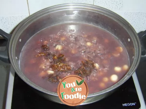 Sweet glutinous rice porridge with longan and lotus seeds