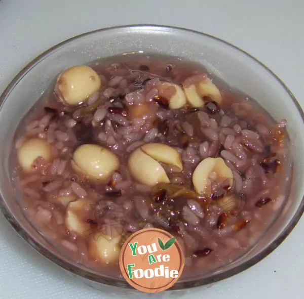 Sweet glutinous rice porridge with longan and lotus seeds