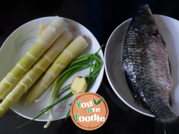 Crucian carp soup with shredded bamboo shoots