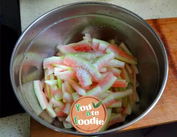 Stir fried hot and sour watermelon skin to dress up the summer table