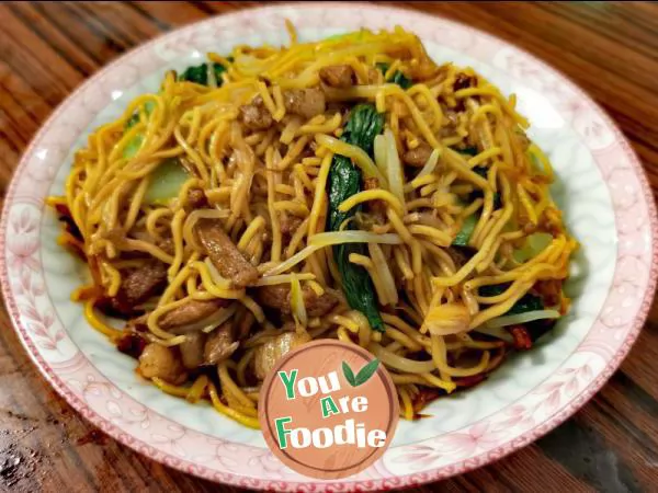 Fried-noodles-with-shredded-pork-and-bean-sprouts