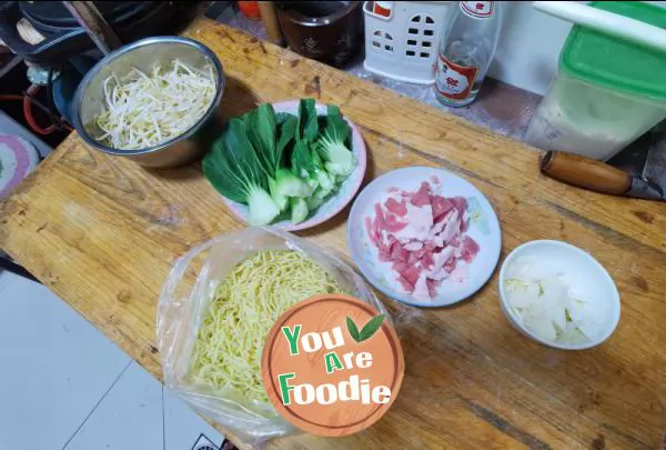 Fried noodles with shredded pork and bean sprouts