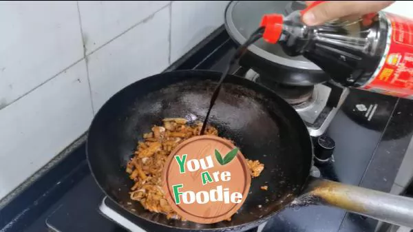 Fried noodles with shredded pork and bean sprouts