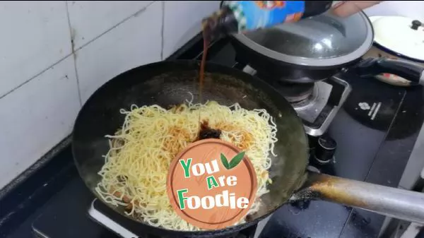 Fried noodles with shredded pork and bean sprouts