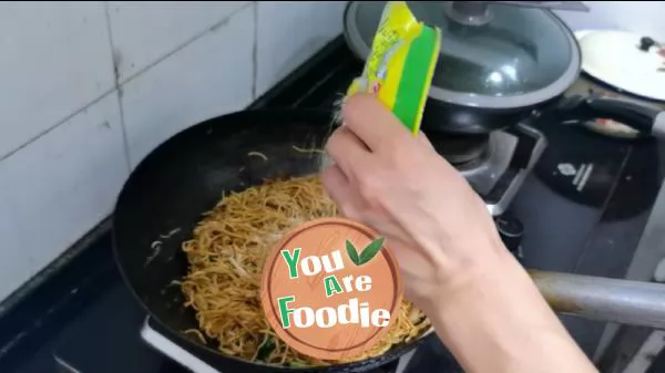 Fried noodles with shredded pork and bean sprouts