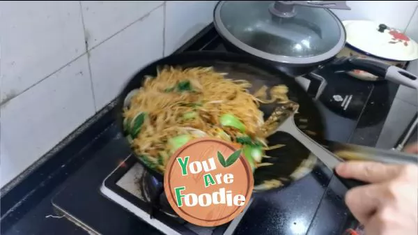 Fried noodles with shredded pork and bean sprouts