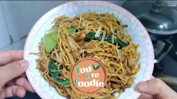 Fried noodles with shredded pork and bean sprouts