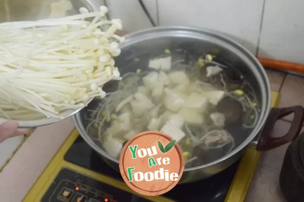 Flammulina velutipes, agaric, tofu and pork soup