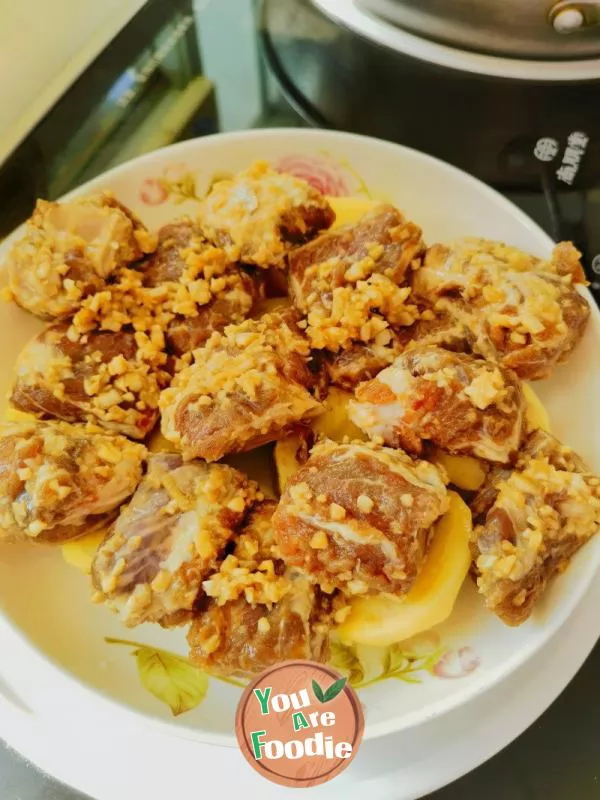 Steamed Potato with Chops and Garlic