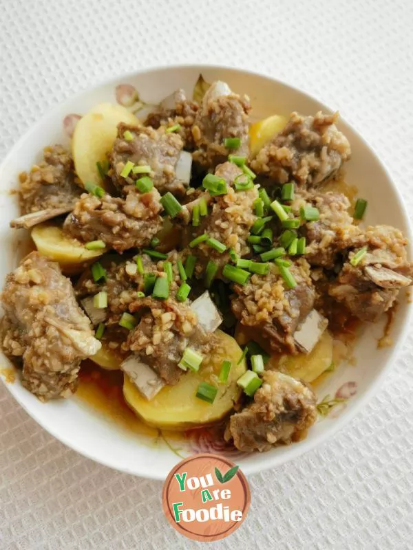 Steamed Potato with Chops and Garlic