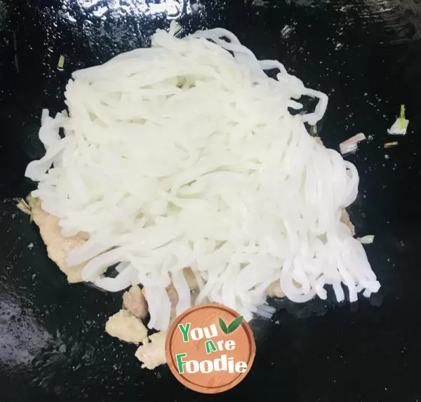 Fried noodles with sliced meat