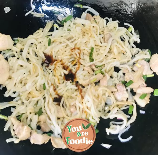 Fried noodles with sliced meat