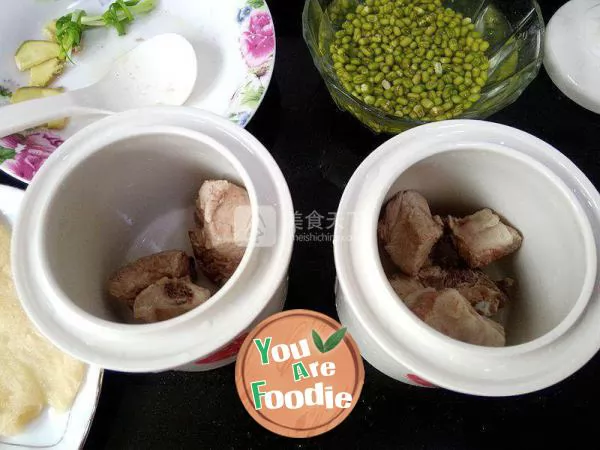 Two cups in one pot - bamboo fungus and spareribs Cup - mung bean and spareribs cup