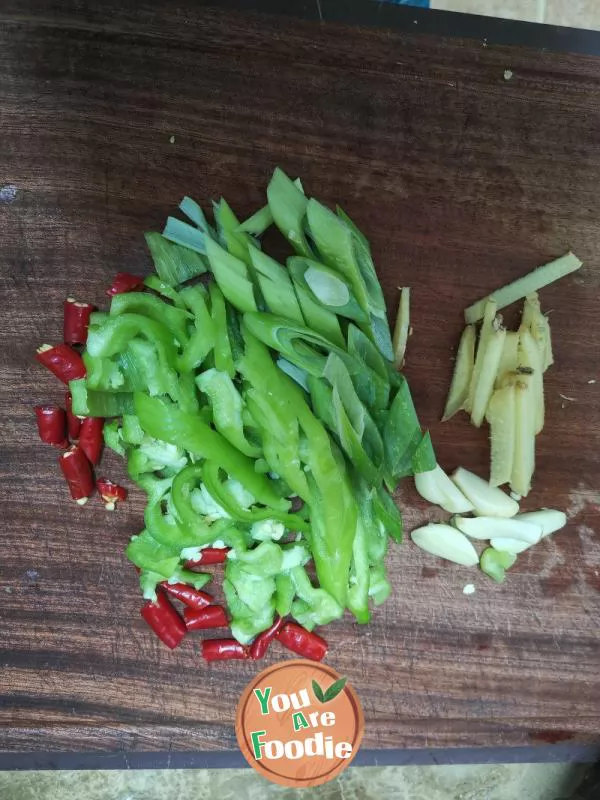 Stir fried pork skin with chili sauce