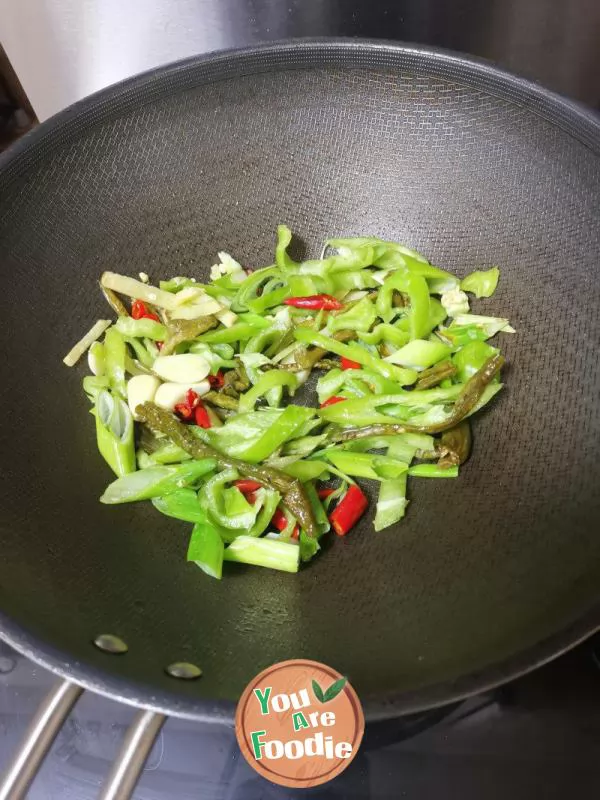 Stir fried pork skin with chili sauce