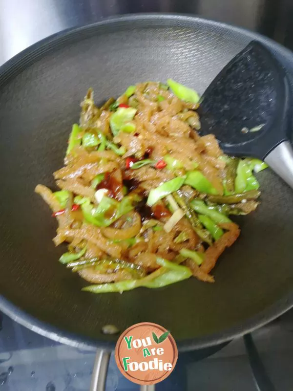 Stir fried pork skin with chili sauce