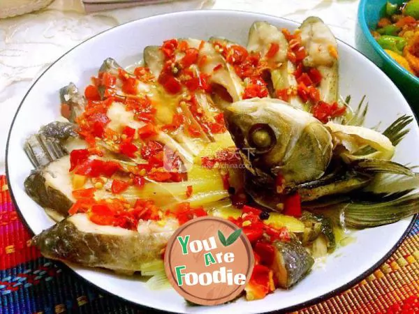 Braised fish with chopped pepper