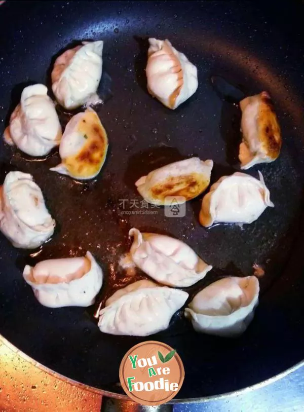 Fried and frozen mushroom dumplings