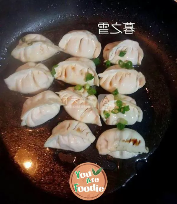 Fried and frozen mushroom dumplings